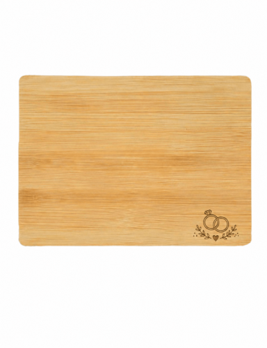 Holzschneidebrett in rechteckiger Form mit floralem Muster in der Ecke.