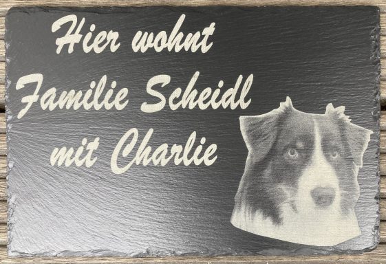 Schiefertafel mit der Aufschrift „Hier wohnt Familie Scheidl mit Charlie“ und Hundefoto, graviert.