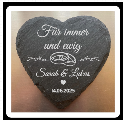 Herzförmiger Stein mit graviertem Hochzeitsdatum und Namen Sarah & Lukas.
