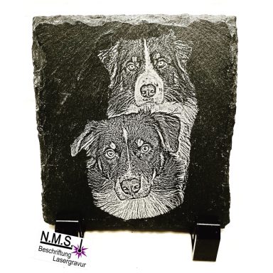 Schwarze Schiefertafel mit Hundmotiv graviert