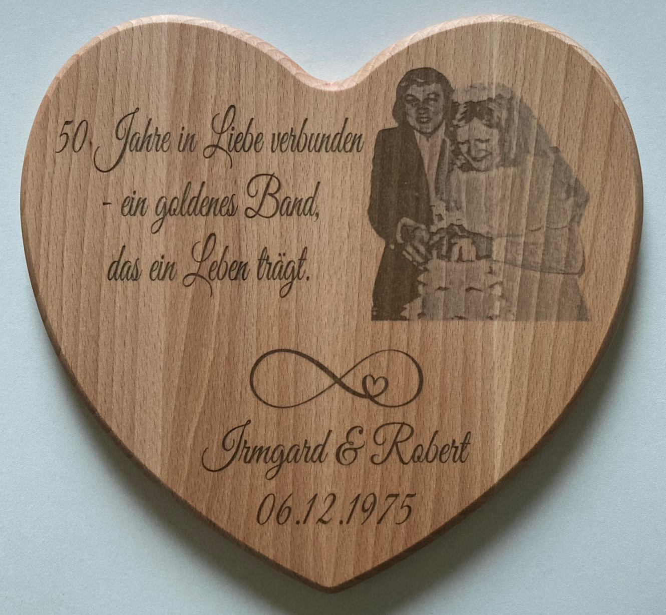 Holzherz Brett mit Lasergravur Hochzeitspaar und Text