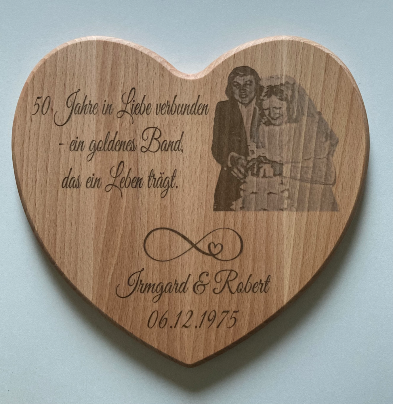 Lasergraviertes Holzgeschenk mit Wunschtext und Bild