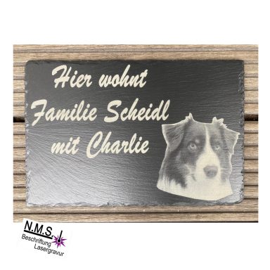 Lasergravierte Schiefertafel mit einem Australian Shepherd Bild und mit dem Text: Hier wohnt Familie Scheidl mit Charlie